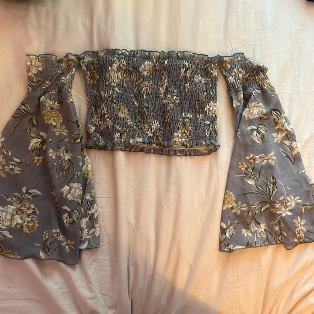 🍁Grey Floral Long-Sleeve Flow Crop Top